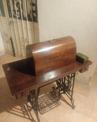 Macchina per cucire Necchi 