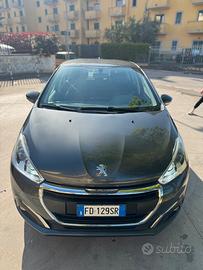 PEUGEOT 208.