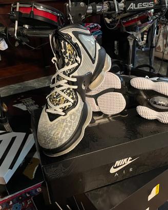 NIKE LEBRON 19 ROYALTY METALLIC GOLD EU 42.5