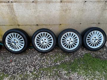 Cerchi in lega da 16” + pneumatici