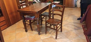 Tavolo in legno allungabile con sedie