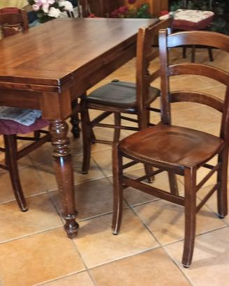 Tavolo in legno allungabile con sedie