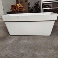 Vaso plastica bianca con ruote 