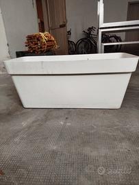 Vaso plastica bianca con ruote 