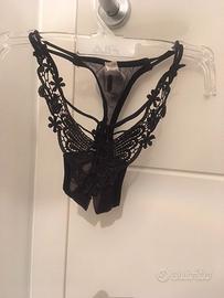 Mutandina sexy aperta, pizzo nero e voile