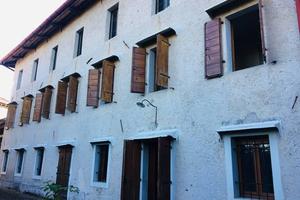 Rustico / Casale di 450 m² con 4 locali e box auto