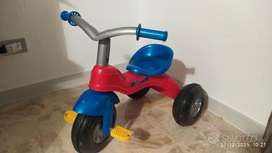 triciclo bicicletta 