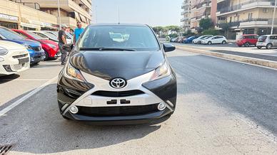 Toyota Aygo 1.0 VVT-i 69 CV 5 porte x-PLAY LED CAR