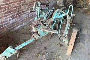 Aratro fuori solco per cingolo