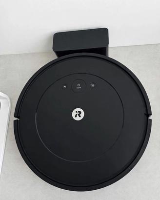 Robot aspirapolvere e lavapavimenti