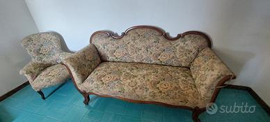 Divano e poltrona d’epoca in legno e tessuto
