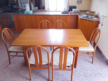 Tavolo in legno con sedie