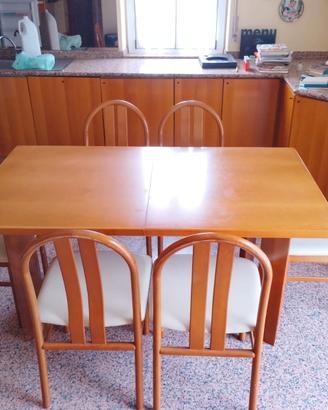 Tavolo in legno con sedie