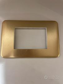 Nr. 18 Legrand placca metallo oro 680573
