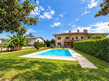 Spinea villetta di testa con ampio giardino privat