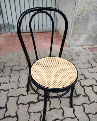 sedia in metallo ispirato al design Thonet