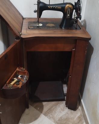 Macchina da cucire vintage NECCHI
