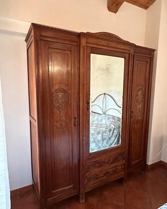 Armadio Vintage Anni '40 in Ciliegio Intagliato