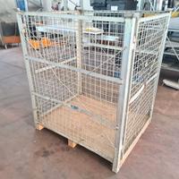 gabbia in rete metallica e base in legno usata