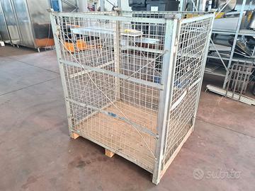 gabbia in rete metallica e base in legno usata