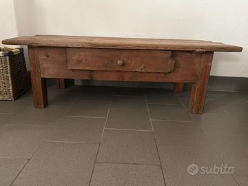 Tavolo antico in legno chiaro