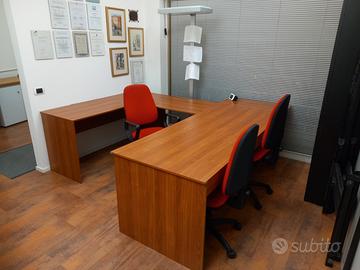 Postazione ufficio arredata e cablata