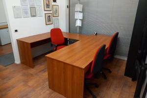 Postazione ufficio arredata e cablata