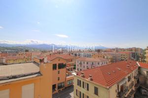 CINQUE LOCALI PIANO ALTO!