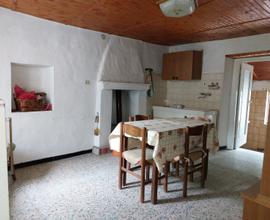 Rustico da ristrutturare fraz.Calvadi (Dernice)Al