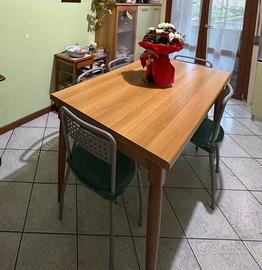 Tavolo in legno+ sedie
