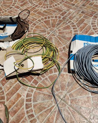 cavi elettrici di varie misure e prese indistr