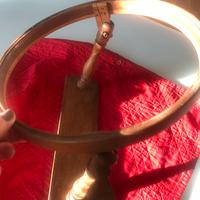 Antico telaio da ricamo con piedestallo