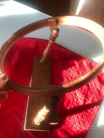 Antico telaio da ricamo con piedestallo