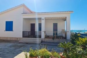 Triscina villa con giardino oltre veranda v. mare