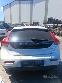 VOLVO V40 D2
