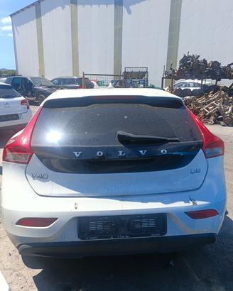 VOLVO V40 D2