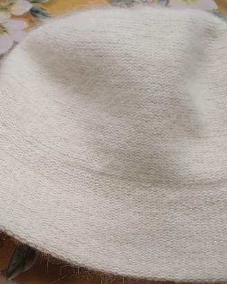 cappello donna  b.co panna.70%Angora 30% lana