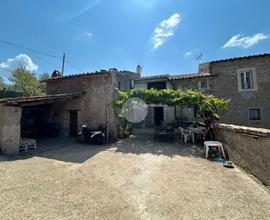 Casa semindipendente con 3000 mq di terreno