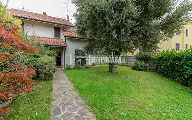 VILLA A SCHIERA DI TESTA CON GIARDINO, PORTICATO E