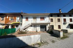INTERESSANTE CASA IN LINEA CON GIARDINO E RUSTI...