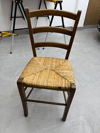 4 sedie in legno scuro con seduta di paglia