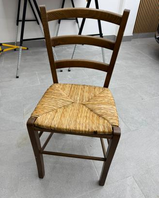 4 sedie in legno scuro con seduta di paglia
