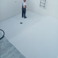 Muratore esegue lavori