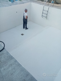 Muratore esegue lavori