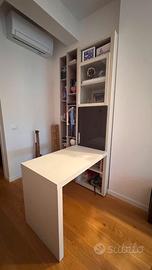 Libreria saffale con scrivania integrata
