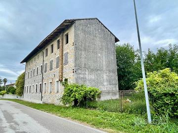 CASTIONS: CASA DI TESTA CON FACCIATA IN SASSO -...