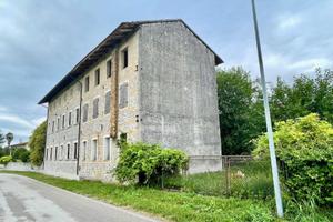 CASTIONS: CASA DI TESTA CON FACCIATA IN SASSO -...