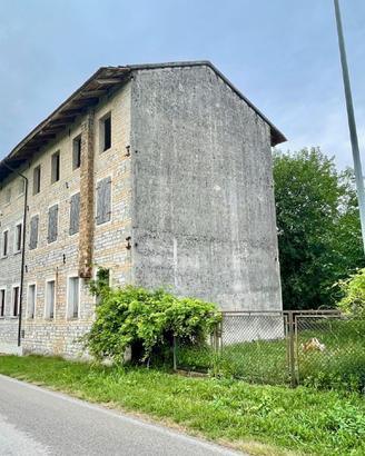 CASTIONS: CASA DI TESTA CON FACCIATA IN SASSO -...