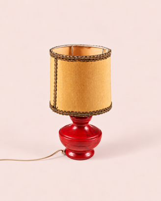 Piccola lampada rossa in legno. Italia anni '60