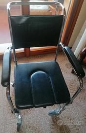 Sedia a rotelle con "comoda"